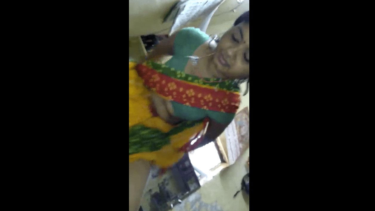 Indian Bhabhi havig sex while wearing saree