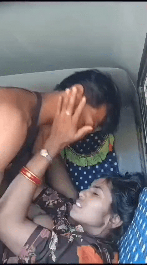 Tamil bhabhi ko devar car mai tange utha ke peel raha hai